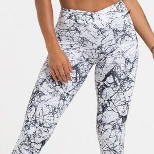 Lici fit marble scrunch leggings